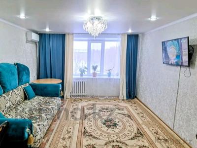 4-комнатная квартира, 80 м², 4/5 этаж, 4 мкр 17 за 25 млн 〒 в Уральске