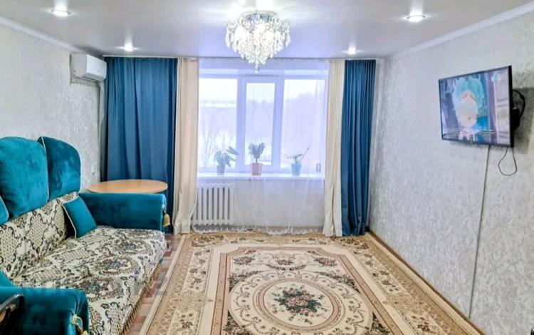 4-комнатная квартира, 80 м², 4/5 этаж, 4 мкр 30 за 25 млн 〒 в Уральске — фото 2