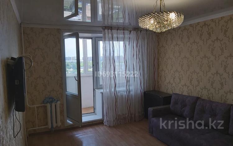 1-комнатная квартира, 43 м², 8/10 этаж помесячно, Бекхожина 11 — Усолка за 120 000 〒 в Павлодаре — фото 2