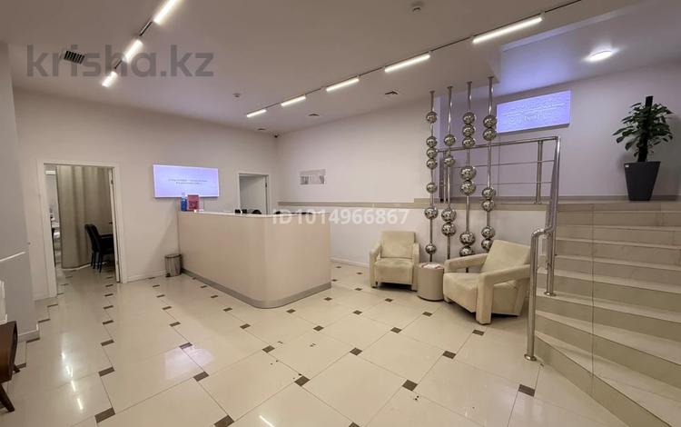 Салоны красоты, медцентры и аптеки, кабинеты и рабочие места · 300 м² за 250 000 ₸ в Алматы, Алмалинский р-н — фото 2