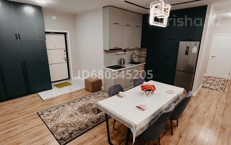 3-комнатная квартира · 96 м² · 8/17 этаж, 17-й мкр 23 за 45 000 〒 в Актау — фото 3