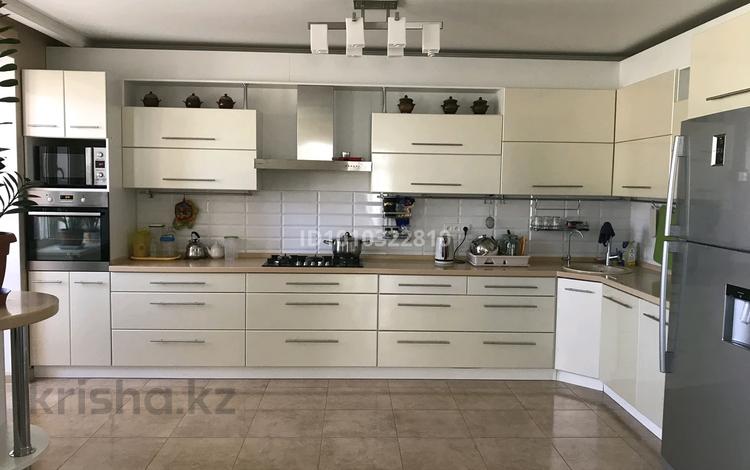 5-бөлмелі пәтер · 210 м² · 3/6 қабат, мкр. Алтын орда, Тауелсиздик 3 — Тауелсиздик и Молдагуловой, бағасы: 88 млн 〒 в Актобе — фото 2