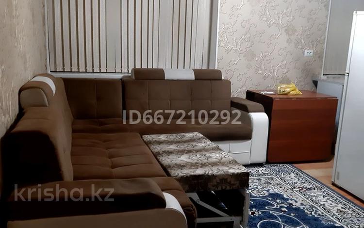 2-комнатная квартира, 40 м², 1/2 этаж посуточно, Микрайон 1 за 8 000 〒 в Туркестане — фото 2