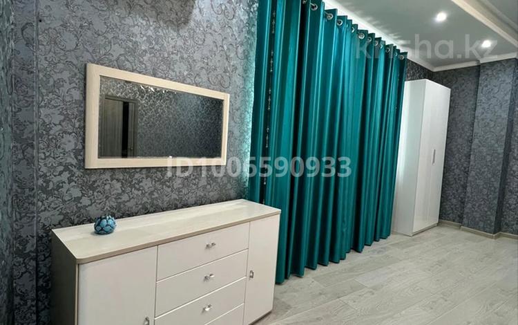 3-комнатная квартира · 130 м² · 8/9 этаж, Абая Сити центр 190 за 30 000 ₸ в Уральске — фото 2