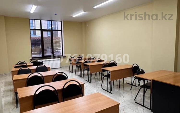 Офисы, образование, конференц-залы, кабинеты и рабочие места, студии · 43 м² за 215 000 〒 в Актобе, мкр 5 — фото 2