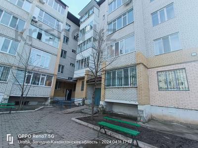 2-бөлмелі пәтер, 65 м², 2/5 қабат, мкр Строитель 16/2, бағасы: 25.5 млн 〒 в Уральске, мкр Строитель