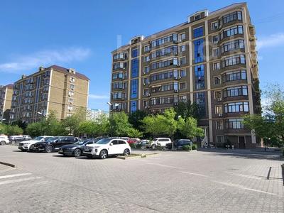 Пәтерлер в Атырауской обл.: 2-бөлмелі пәтер · 80 м² · 1/9 қабат, Валиханова 21блок 2, бағасы: 300 000 〒 2-бөлмелі пәтер · 80 м² · 1/9 қабат, Валиханова 21блок 2, бағасы: 300 000 〒 в Атырау