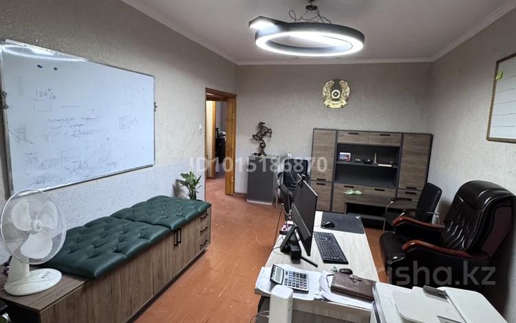 Свободное назначение, офисы, образование, кабинеты и рабочие места · 80 м² за 300 000 ₸ в Шымкенте — фото 2