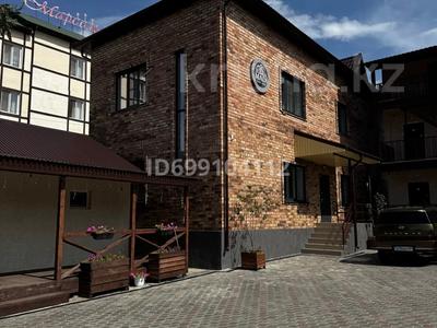 Дом · 5 комнат · 200 м², Советская 4 за 180 000 〒 в Бурабае