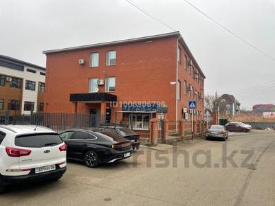 Свободное назначение, офисы, магазины и бутики, склады, общепит, салоны красоты, фитнес и спорт, медцентры и аптеки, образование, развлечения, конференц-залы, кабинеты и рабочие места, студии · 1100 м² за 7.7 млн 〒 в Атырау