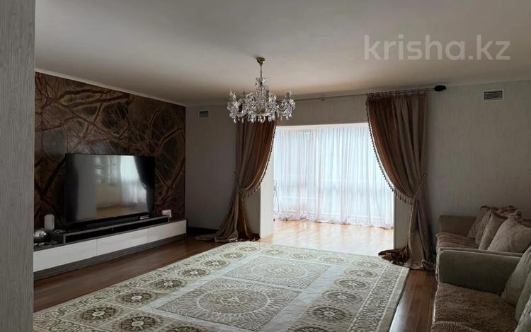 4-комнатная квартира · 306.6 м² · 3/3 этаж, Аль фараби 19 за 138 млн ₸ в Костанае — фото 2