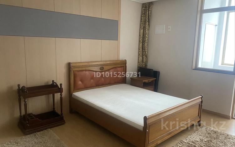 3-комнатная квартира · 100 м² · 7 этаж, Кошкарбаева 10 4 за 600 000 ₸ в Астане, Сарайшык р-н — фото 2