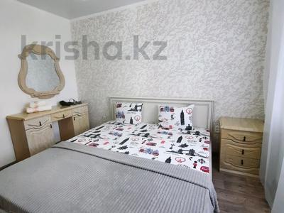 2-комнатная квартира, 60 м², 2/5 этаж посуточно, мкр. Алтын орда 338 А — Между пр-т Тауелсиздик и Мангилик Ел по ул.Мустафа Шокая за 15 000 〒 в Актобе, мкр. Алтын орда