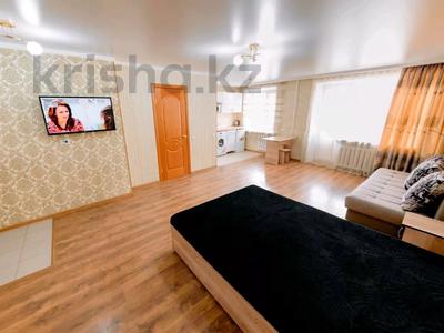 1-комнатная квартира, 45 м², 3/9 этаж посуточно, Бухар Жырау 63/4 за 10 000 〒 в Караганде