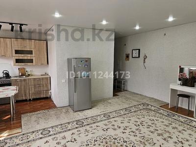 2-комнатная квартира · 48 м² · 5/5 этаж, Аманжолова — Остановка юбилейный за 11 млн ₸ в Уральске, мкр Школьник