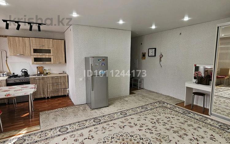 2-комнатная квартира · 48 м² · 5/5 этаж, Аманжолова — Остановка юбилейный за 11 млн ₸ в Уральске, мкр Школьник — фото 2