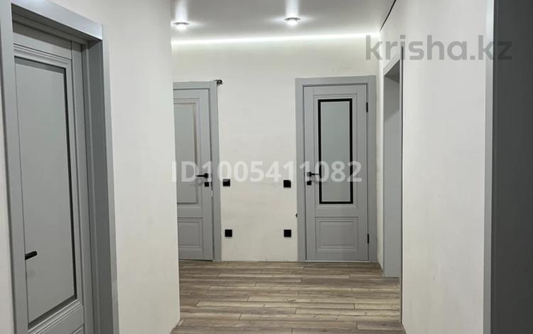 3-комнатная квартира · 106 м² · 9/9 этаж, Самал 72/3 — Школа номер 37 за 39.9 млн 〒 в Уральске — фото 2