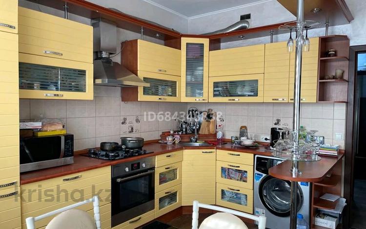 2-бөлмелі пәтер, 70 м², 7/9 қабат, мкр Акбулак, Чуланова 153, бағасы: 35 млн 〒 в Алматы, Алатауский р-н — фото 2