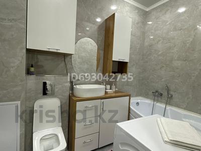 2-бөлмелі пәтер, 58 м², 1/10 қабат тәулігіне, мкр Юго-Восток, Микрорайон Байкена Ашимова 21а — Республики, бағасы: 17 000 〒 в Караганде, Казыбек би р-н