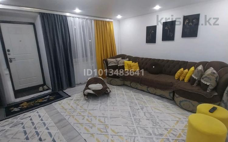 2-бөлмелі пәтер · 64 м² · 1/5 қабат, Бульвара Абая 61 — Остановка жанерке, бағасы: 15 000 ₸ в  — фото 2