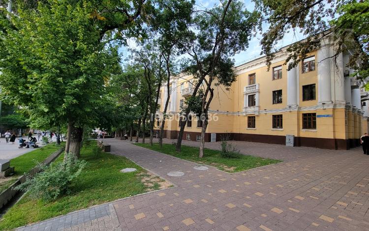 2-комнатная квартира, 55 м², 1 этаж помесячно, Панфилова 108 за 300 000 〒 в Алматы, Алмалинский р-н — фото 2