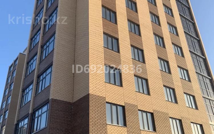 3-комнатная квартира, 109 м², 1/9 этаж, Казахстанской правды 109 за ~ 41.4 млн 〒 в Петропавловске — фото 2