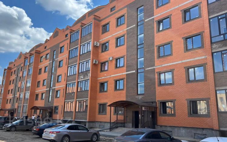 3-комнатная квартира · 111.4 м² · 4/5 этаж, мкр. Алтын орда, Тауелсиздик 228/3 — ЗА ГРИЛЬ БАРОМ ГАРАЖ за ~ 26.7 млн 〒 в Актобе, мкр. Алтын орда — фото 2