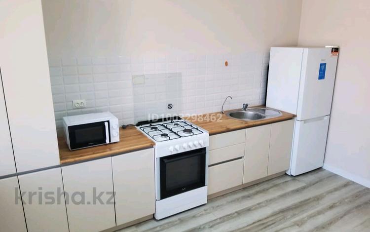 1-комнатная квартира · 55 м² · 3/5 этаж, мкр. Алтын орда, проспект Тауелсиздик — Анага Тагзым, супермаркет Анвар, детский садик Кулагер, Апорт, Ваниль за 26 млн ₸ в Актобе — фото 2