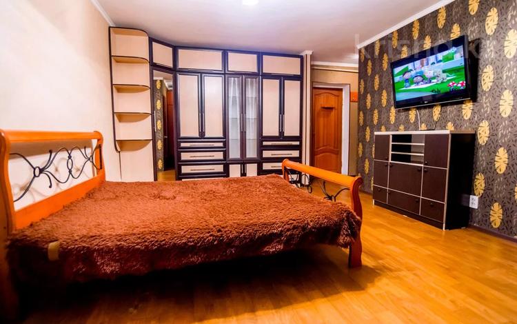 1-комнатная квартира, 40 м², 2/5 этаж по часам, Бухар-Жырау 75 за 1 000 〒 в Караганде, Казыбек би р-н — фото 2
