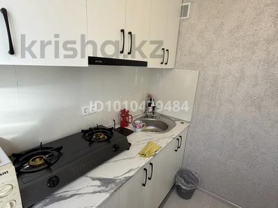 2-комнатная квартира · 43 м² · 1/5 этаж, Самал — 3-ші конечная Жақын жерде: «Даулет» сауда үйі, Zeta, «Самал» сауда үйі за 15 000 〒 в Талдыкоргане, мкр Самал