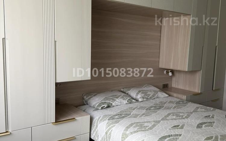 3-бөлмелі пәтер · 65 м² · 8/9 қабат, Самал-2 ш/а. — Продам 3-комнатную кварперепланированную в 4-комнатную (все стены строго по техпаспорту). Делали капитальный современный ремонт для себя, на материалах и оснащении вообще не экономили: Мебель: вся встроенная, качественные фасады из МДФ и ЛДСП Egger. Техника: Bosch и Hotpoint-Ariston. Есть даже сушильная машина и встроенный дополнительный морозильник, все остается. Климат: установлен кондиционер на кухне, в коридоре полностью готова трасса (выведены трубы и электрика) — осталось, бағасы: 82 млн ₸ в Алматы, Медеуский р-н — фото 2
