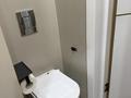 3-бөлмелі пәтер · 65 м² · 8/9 қабат, Самал-2 ш/а. — Продам 3-комнатную кварперепланированную в 4-комнатную (все стены строго по техпаспорту). Делали капитальный современный ремонт для себя, на материалах и оснащении вообще не экономили: Мебель: вся встроенная, качественные фасады из МДФ и ЛДСП Egger. Техника: Bosch и Hotpoint-Ariston. Есть даже сушильная машина и встроенный дополнительный морозильник, все остается. Климат: установлен кондиционер на кухне, в коридоре полностью готова трасса (выведены трубы и электрика) — осталось, бағасы: 82 млн ₸ в Алматы, Медеуский р-н — фото 60