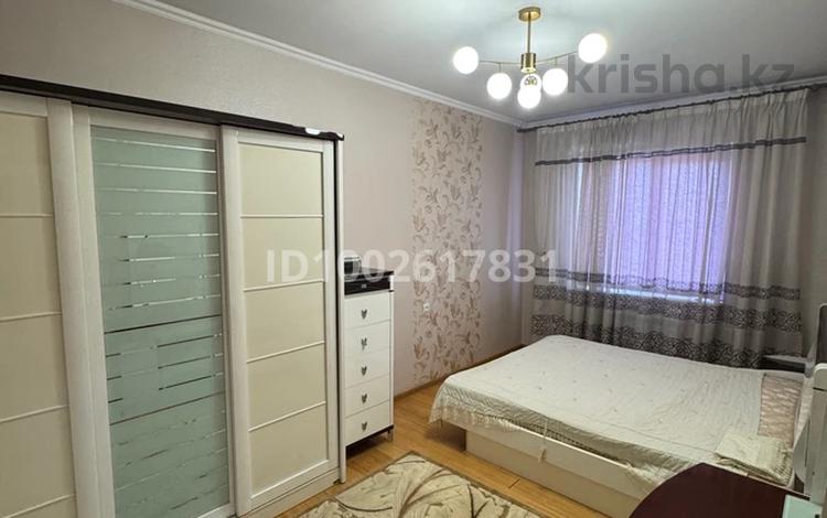 3-комнатная квартира · 80 м² · 9/9 этаж, мкр Аксай-1 за 300 000 ₸ в Алматы, Ауэзовский р-н — фото 2