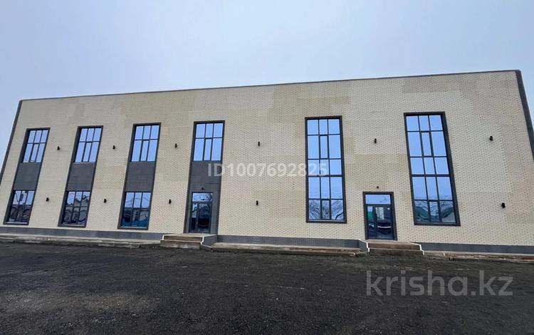 Свободное назначение, офисы, магазины и бутики, склады, азс, автосервисы и автомойки, общепит, бани, гостиницы и зоны отдыха, фитнес и спорт, медцентры и аптеки, образование, развлечения, конференц-залы, кабинеты и рабочие места, студии · 900 м² за 100 000 〒 в Уральске — фото 2