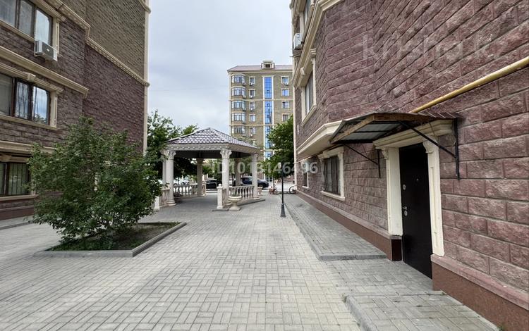 2-бөлмелі пәтер · 80 м² · 1/9 қабат, Центральный ш/а., Валиханова 13-21, бағасы: 270 000 ₸ в Атырау, мкр Центральный — фото 2