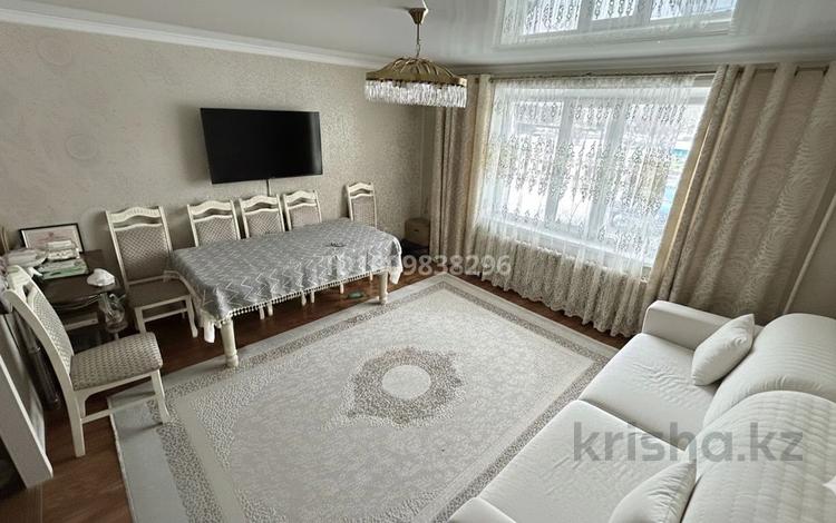 3-комнатная квартира · 65 м² · 1/5 этаж, Пришахтинск, 22й микрорайон 34 за 21 млн ₸ в Караганде, Алихана Бокейханова р-н — фото 2