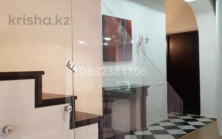 3-комнатная квартира · 100 м² · 3/4 этаж, Ержанова 18/6 за 55 млн 〒 в Караганде, Казыбек би р-н — фото 2