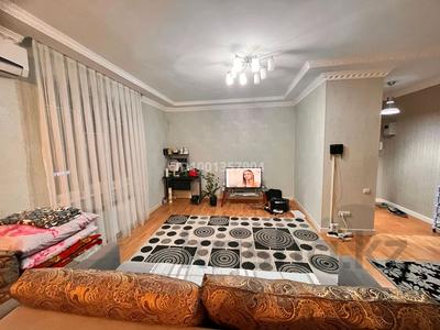 Продажа квартир в Атырауской обл.: 2-комнатная квартира · 63 м² · 2/6 этаж, Ауэзова 25 — Супермаркет «Ярмарка» за 21 млн 〒 2-комнатная квартира · 63 м² · 2/6 этаж, Ауэзова 25 — Супермаркет «Ярмарка» за 21 млн 〒 в Атырау, мкр Жилгородок