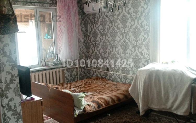 1-бөлмелі пәтер · 32 м² · 3/3 қабат, Аблайхан 36 — Площадь, бағасы: 5 млн ₸ в Кентау — фото 2