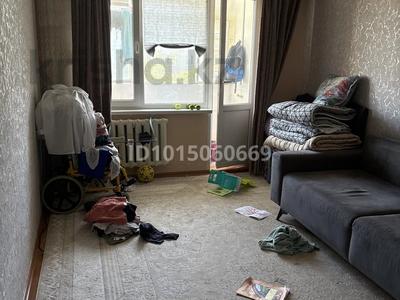 3-бөлмелі пәтер · 63 м² · 4/5 қабат, Абая 37 — Обувной магазин, бағасы: 18 млн ₸ в Уральске, мкр Школьник