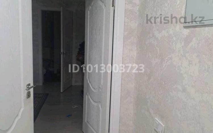 3-комнатная квартира · 56 м² · 1/4 этаж, Белинский 17а — Остановка Дка за 200 000 ₸ в Караганде, Казыбек би р-н — фото 2