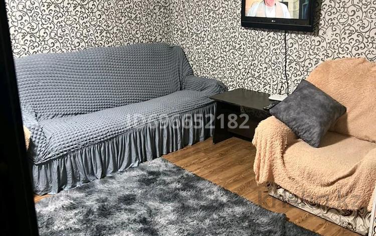1-комнатная квартира · 45 м² · 2/5 этаж, мкр Новый Город — Абдирова за 2 000 ₸ в Караганде, Казыбек би р-н — фото 2