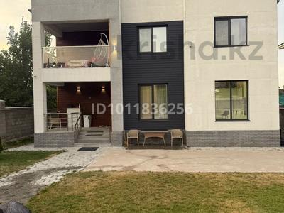 Отдельный дом · 5 комнат · 230 м² · 8 сот., мкр Казахфильм, Қазақфильм ш/а. 6 — Ерулик 46 за 2.5 млн ₸ в Алматы, Бостандыкский р-н