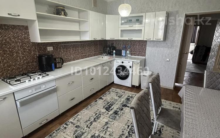 2-бөлмелі пәтер · 80 м² · 9/10 қабат, мкр. Алтын орда 21а — Остановка Золотой квартал, бағасы: 200 000 ₸ в Актобе — фото 2