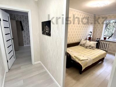 2-комнатная квартира, 45 м², 2/4 этаж посуточно, мкр №6 8 за 14 000 〒 в Алматы, Ауэзовский р-н