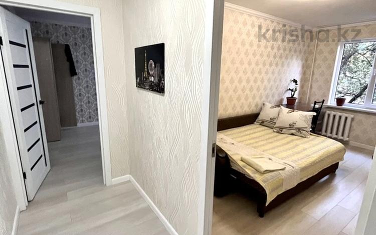 2-комнатная квартира, 45 м², 2/4 этаж посуточно, мкр №6 8 за 12 000 〒 в Алматы, Ауэзовский р-н — фото 2
