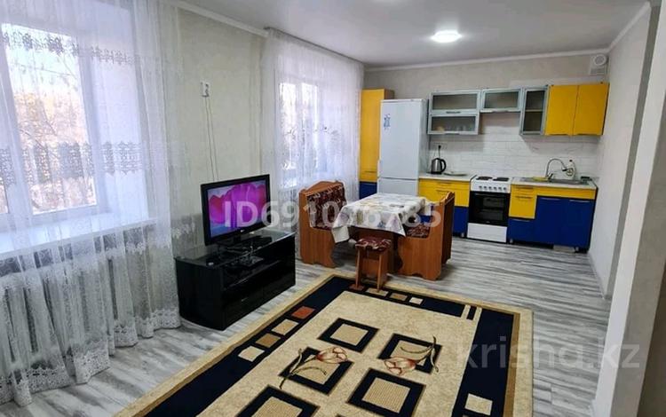 Информация о казахстане. 3 казахстанская. Национальный музей республики казахстан. Национальная одежда казахов. Карта казахстана с флагом внутри.