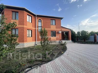 Отдельный дом · 8 комнат · 300 м², Отеп Карымбаева 24 за 800 000 〒 в Атырау