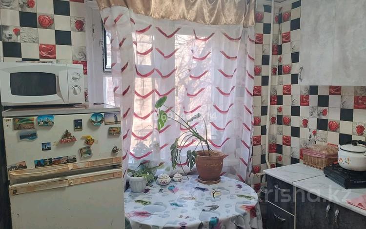 2-комнатная квартира · 44 м² · 2/5 этаж, Майкудук, Майкудук, 12й микрорайон 35 за 9.5 млн ₸ в Караганде, Алихана Бокейханова р-н — фото 2