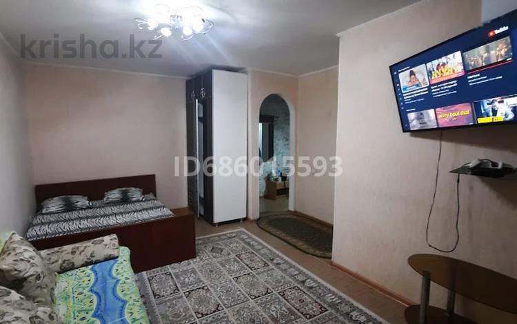1-комнатная квартира, 36 м², 4/5 этаж посуточно, Ғарышкерлер 7 за 9 000 〒 в Жезказгане — фото 2